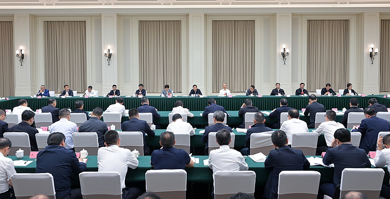 王曉暉在省級領(lǐng)導(dǎo)干部黨紀(jì)學(xué)習(xí)教育讀書班上強調(diào)
堅持從學(xué)紀(jì)入手抓好黨紀(jì)學(xué)習(xí)教育
切實做到學(xué)紀(jì)知紀(jì)明紀(jì)守紀(jì)
黃強施小琳參加「相關(guān)圖片」